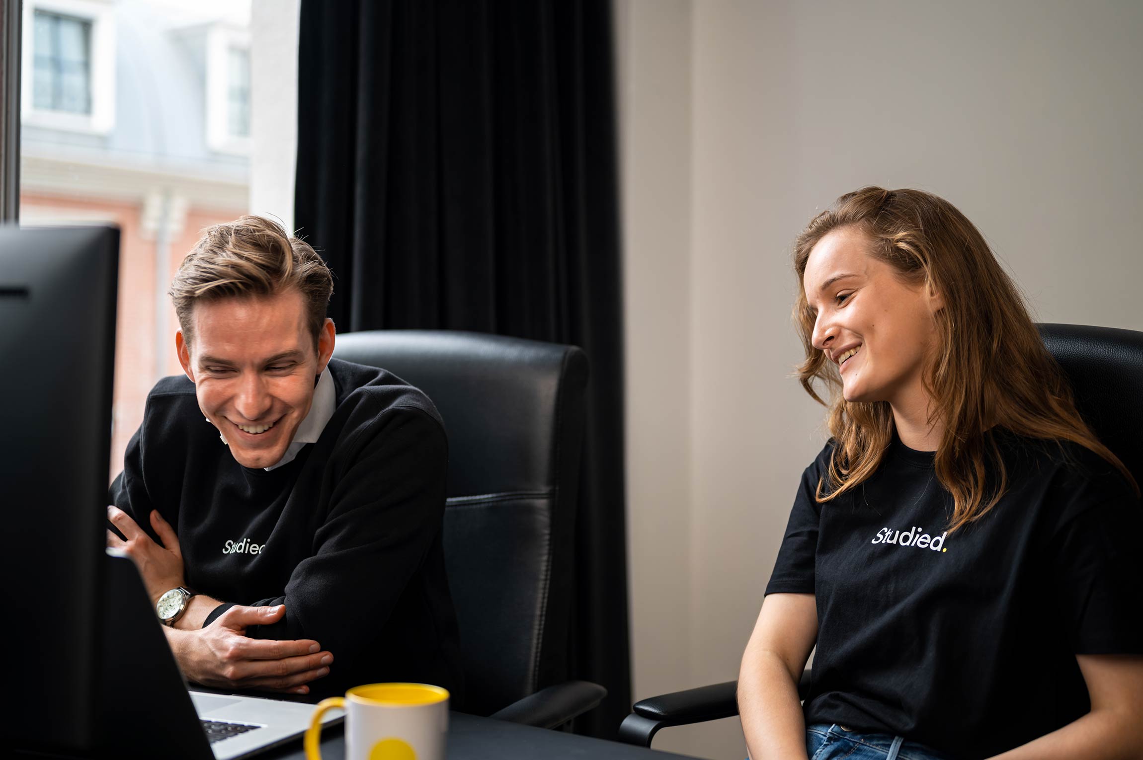Een meeting van het managementteam op kantoor